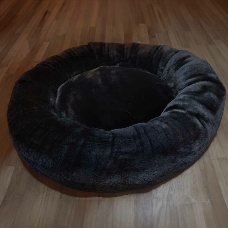 Blackr donut dog bed